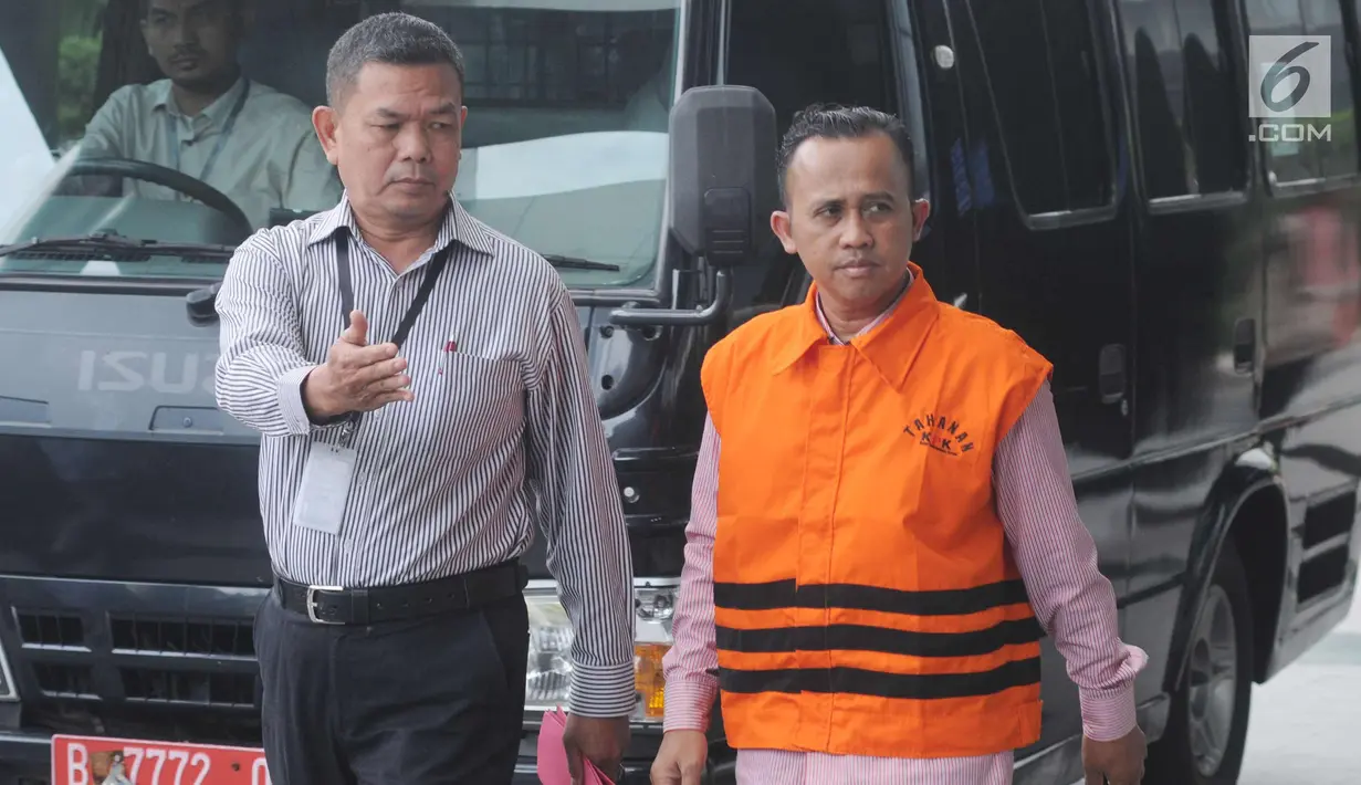 Pengacara Agus Wiratno saat tiba di gedung KPK, Jakarta, Rabu (21/03/2018). Agus Wiratno diduga melakukan suap terkait perkara yang sengketa tanah yang di tangani Pengadilan Negeri Tangerang. (Merdeka.com/Dwi Narwoko)