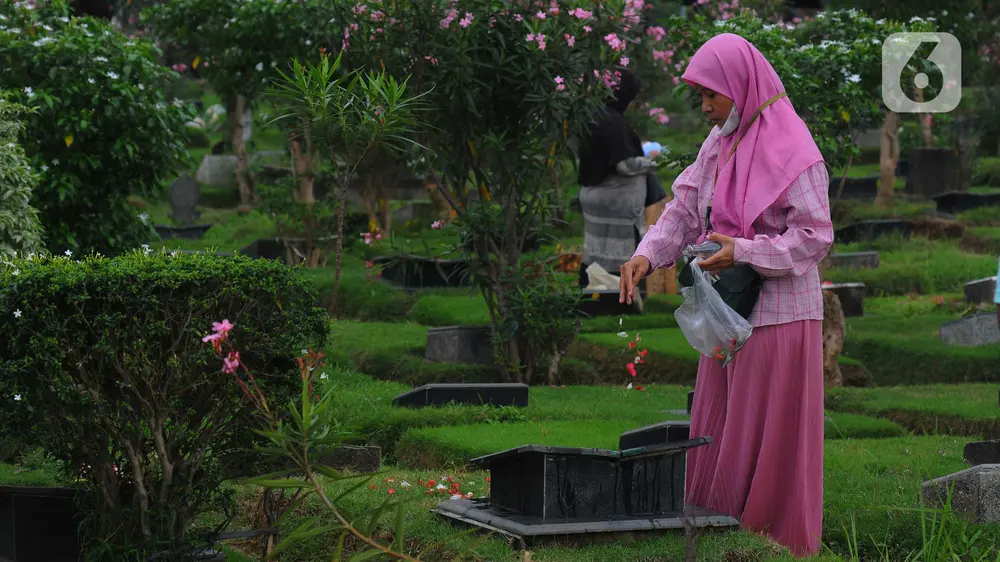 Jelang Puasa Ramadan 1444 H, Warga Ziarah Makam di TPU Malaka Jakarta Timur