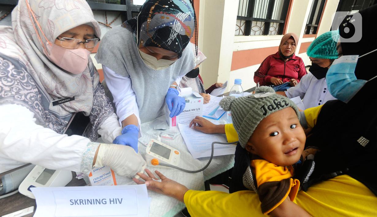 Warga melakukan tes HIV saat kegiatan skrining penyakit tuberkulosis (TBC) di Kantor Kecamatan Cipayung, Depok, Jawa Barat, Rabu (4/1/2023). Kementerian Kesehatan (Kemenkes) RI melakukan skrining besar-besaran untuk menemukan 500 ribuan orang yang belum diobati dan berisiko menjadi sumber penularan penyakit TBC. (merdeka.com/Arie Basuki)