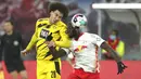 Pemain Borussia Dortmund, Axel Witsel, duel udara dengan pemain RB Leipzig, Dayot Upamecano, pada laga Bundesliga di Stadion Red Bull Arena, Sabtu (9/1/2021). Dortmund menang dengan skor 3-1. (AP/Michael Sohn)