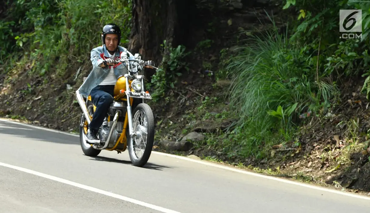Ekspresi Presiden Joko Widodo atau Jokowi saat blusukan mengendarai motor Chopper di Sukabumi, Jawa Barat, Minggu (8/4). (Liputan6.com/Pool/Biro Pers Setpres)