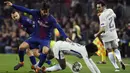 Gelandang Barcelona, Andre Gomes, berebut bola dengan gelandang Chelsea, Willian, pada laga Liga Champions di Stadion Camp Nou, Barcelona, Rabu (14/3/2018). Menang 3-0, Barcelona lolos dengan agregat 4-1 atas Chelsea. (AFP/Lluis Gene)