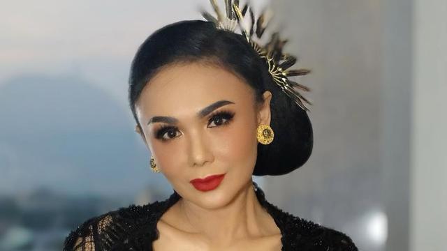 6 Pesona Batik dan Kebaya Yuni Shara yang Menawan saat Beraksi di Panggung