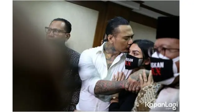 6 Potret Jerinx saat Hadiri Sidang Putusan, Didampingi Istri Tercinta