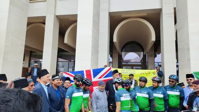 Keterangan: Penyambutan pesepeda yang melakukan perjalanan dari Irlandia ke London untuk menghadiri jalsa salana di Masjid Baitul Futuh (Liputan6/Elin Kristanti)