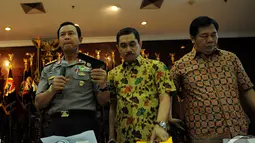 Kapolri Jenderal Polisi Sutarman (kiri) mengatakan, Jumat (7/11/2014), sindikat pembuatan dan penjualan senpi ilegal ditangkap di Sumedang, Jawa Barat. (Liputan6.com/Faisal R Syam)