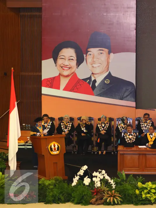 Presiden RI ke-5, Megawati Soekarnoputri memberikan pidato usai menerima gelar doktor honoris causa bidang politik dan pemerintah di UNPAD, Bandung, Rabu (25/5). (Liputan6.com/Gempur M Surya)