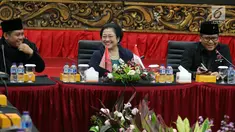 Ketua Umum PDIP Megawati Soekarnoputri bersama Sekjen PDIP Hasto Kristiyanto mengadakan pertemuan dengan organisasi Ikhwanul Muballighin di DPP PDIP, Jakarta, Kamis (26/4). (Liputan6.com/JohanTallo)