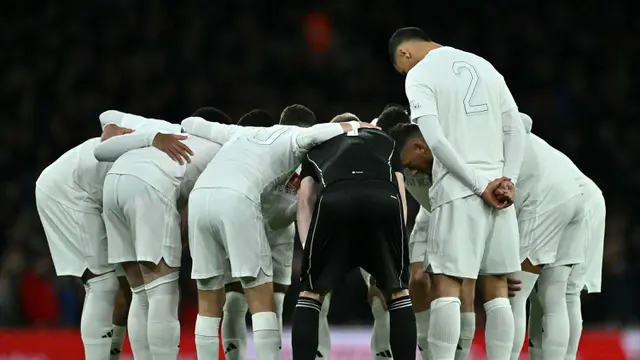 Foto: Jersey Serba Putih Arsenal saat Melawan Liverpool di Piala FA, Kampanyekan Anti Kekerasan dan Kejahatan di Kalangan Remaja