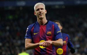 Pemain Barcelona, Dani Olmo, merayakan gol pada laga La Liga/Liga Spanyol antara Espanyol vs Barcelona di Barcelona, Spanyol, Sabtu, 3 Januari 2026. (AP Photo/Joan Monfort)