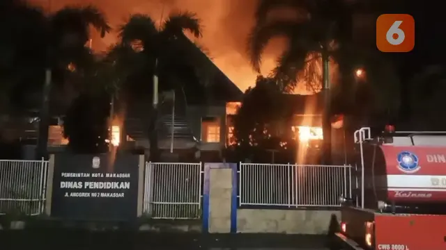 Kebakaran di Kantor Dinas Pendidikan Kota Makassar (Liputan6.com/Fauzan)