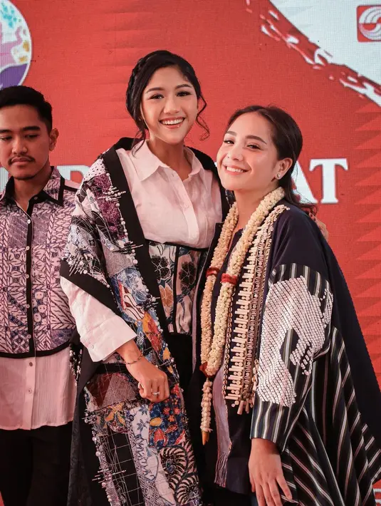 Dipermanis dengan tatanan rambut braided bun, dan pulasan makeup flawless nuansa peach segar. [Foto: IG/erinagudono].