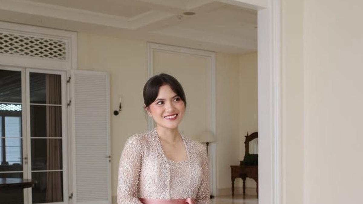 Marsha Aruan Tampil Menawan dengan Kebaya Brokat Kutu Baru, Pancarkan Keindahan Khas Indonesia