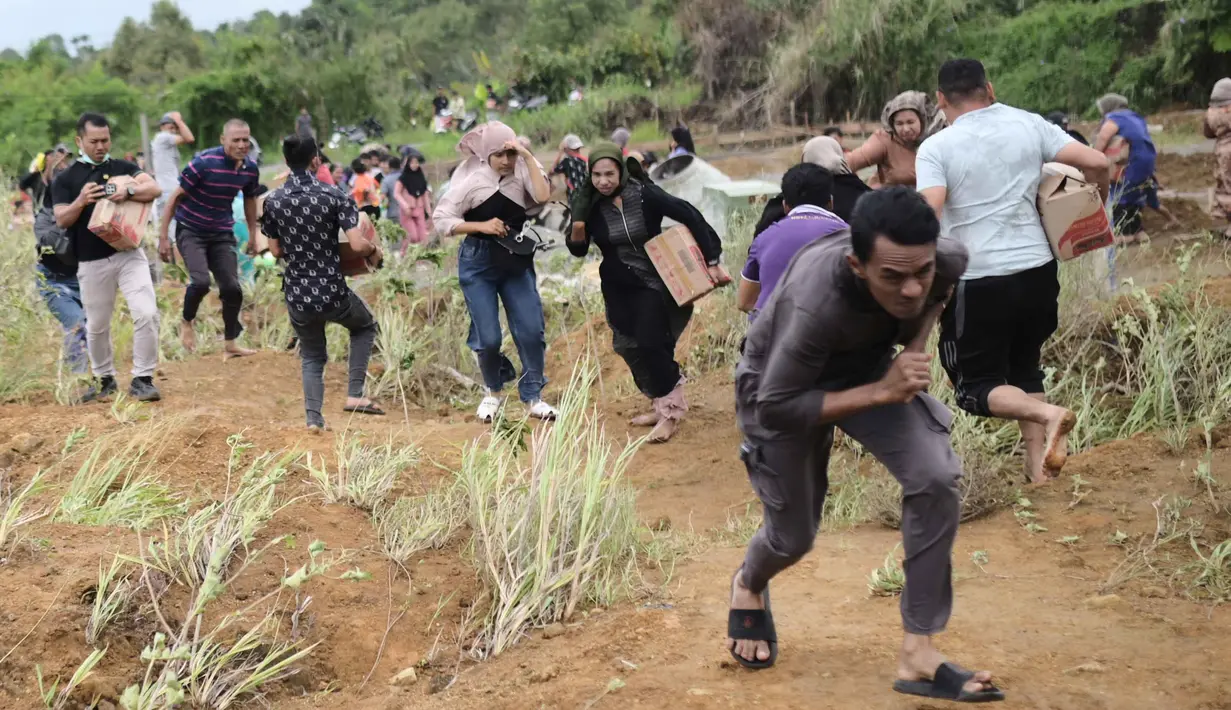 Distribusi logistik melalui jalur udara akan terus dilakukan dengan menyesuaikan kebutuhan para warga terdampak. Tampak dalam foto, para penyintas banjir bergegas menerima bantuan yang didistribusikan oleh helikopter TNI AU di Aceh Tengah, Sabtu 6 Desember 2025. (AP Photo/Reza Saifullah)