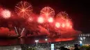 Pesta kembang api menyemarakkan perayaan malam Tahun Baru 2019 di Pantai Copacabana, Rio de Janeiro, Brasil, Selasa (1/1). (AP Photo/Leo Correa)