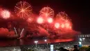 Pesta kembang api menyemarakkan perayaan malam Tahun Baru 2019 di Pantai Copacabana, Rio de Janeiro, Brasil, Selasa (1/1). (AP Photo/Leo Correa)