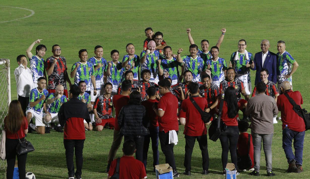 Presiden FIFA, Gianni Infantino, bersama Ketua  PSSI, Mochamad Iriawan foto bersama usai bermain bola di Stadion Madya, Senayan, Jakarta, Selasa (18/10/2022). (Bola.com/M Iqbal Ichsan)