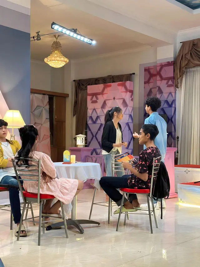 Sinetronnya Viral, Ini 6 Potret Kompak Pemain Magic 5 di Lokasi Syuting