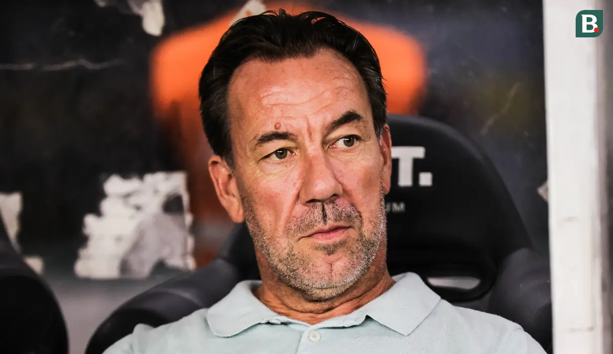 <p>Pelatih PSIM Yogyakarta,&nbsp;Jean-Paul van Gastel saat timnya bertanding melawan Persebaya Surabaya dalam&nbsp;laga pertama BRI Super League 2025/2026, Jumat (8/8/2025). (Bola.com/Abdul Aziz)&nbsp;</p>