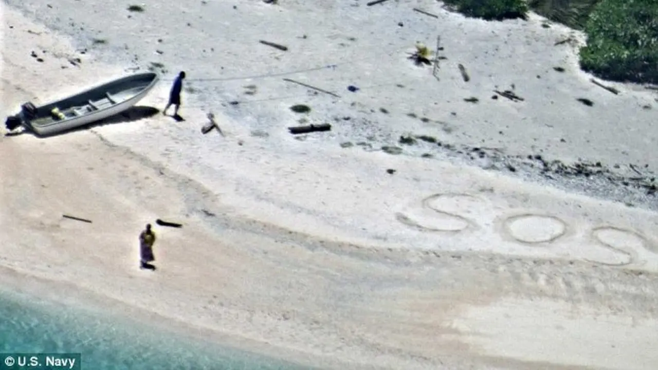 Pasangan yang terdampar di sebuah pulau di Pasifik. (US Navy/Daily Mail)
