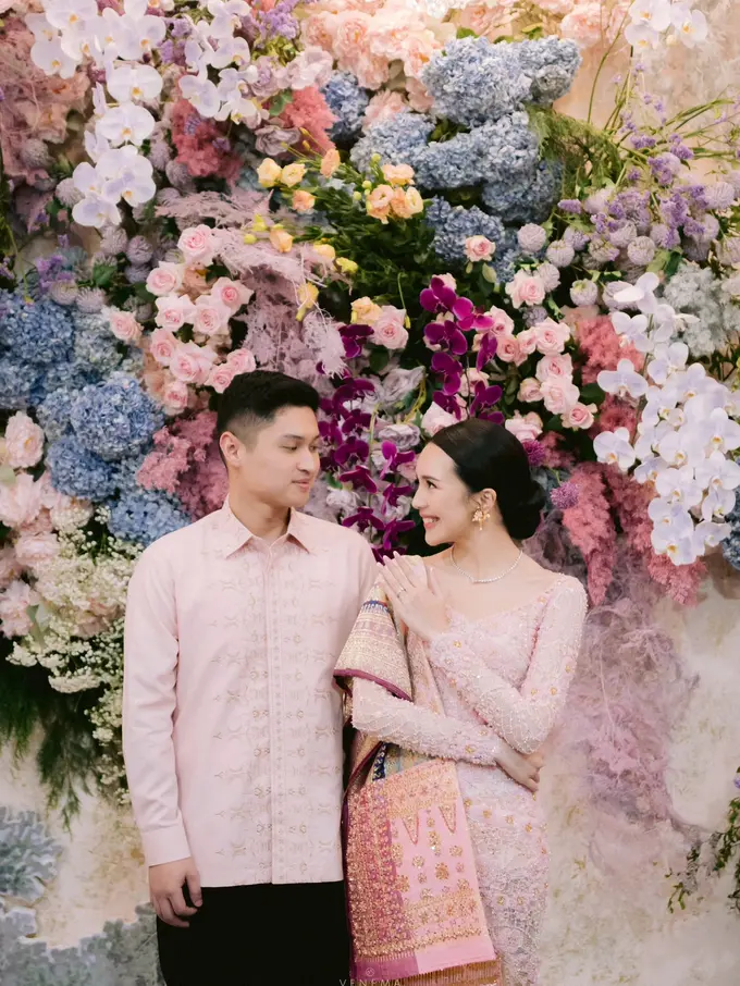 Momen lamaran Rizky Natakusumah dan Beby Tsabina. [Foto: Bridestory]