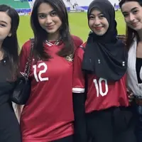 Ia juga tampil dengan jersey timnas merah dengan nomor punggung Arhan, nomor 12. Begitupun dengan Adiba yang mengenakan jersey timnas nomor 10, ia memadukannya dengan kerudung dan celana hitam. [@azizahsalsha_]