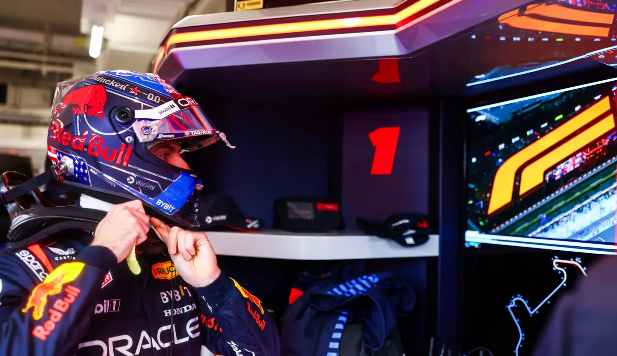 Max Verstappen dari Belanda dan Oracle Red Bull Racing bersiap untuk mengemudi di garasi selama latihan menjelang Grand Prix F1 Las Vegas di Sirkuit Las Vegas Strip pada 21 November 2024 di Las Vegas, Nevada. (Mark Thompson/Getty Images/AFP)