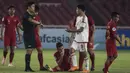 Striker Timnas Indonesia, Egy Maulana, cedera saat melawan UEA pada laga AFC U-19 Championship di SUGBK, Jakarta, Selasa (24/10). Indonesia menang 1-0 atas UEA. (Bola.com/Vitalis Yogi Trisna)