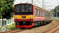 Rangkaian kereta commuter line saat melintas di dekat Stasiun Pasar Minggu, Jakarta, Selasa (29/12/2015). Untuk mengakomodasi penumpang pada malam pergantian tahun, KRL Commuter Line akan beroperasi 24 jam. (Liputan6.com/Helmi Fithriansyah)