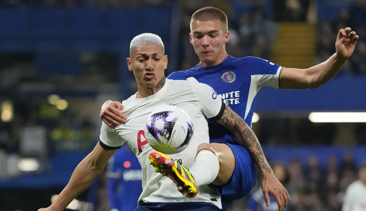 Penyerang Tottenham Hotspur Richarlison bersaing dengan bek Chelsea Alfie Gilchrist pada laga tunda pekan ke-26 Premier League 2023/2024 di Stamford Bridge, Jumat (3/5/2024) dini hari WIB. (AP Photo/Kirsty Wigglesworth)