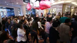Sejumlah pembeli bergegas ketika pintu department store Galeries Lafayette terbuka di Paris, Rabu (22/6). Warga Prancis memanfaatkan diskon besar-besar awal penjualan musim panas yang diberikan Galeries Lafayette untuk berbelanja (REUTERS/Jacky Naegelen)