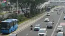 Suasana arus lalu lintas di Jalan Jenderal Sudirman, Jakarta, Senin (23/11/2020). Aturan sistem ganjil genap belum diberlakukan di tengah perpanjangan penerapan pembatasan sosial berskala besar (PSBB) transisi hingga dua minggu ke depan di Ibu Kota. (Liputan6.com/Immanuel Antonius)