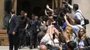 Lionel Messi disambut puluhan wartawan usai mengikuti sidang kasus pajak di Kantor Pengadilan Barcelona, (2/6/2016). (AFP/Lluis Gene)