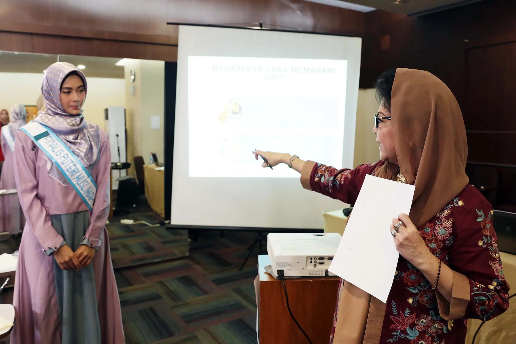 Finalis Puteri Muslimah Indonesia sedang mengikuti kelas Bunda Romi. (Deki Prayoga/Bintang.com)