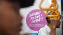 Poster Berani Peduli Hebat ditempel di gerbong kereta MRT Jakarta, Selasa (27/8/2019). KPK dengan PT MRT Jakarta bekerjasama mengkampanyekan antikorupsi dengan memasang poster di gerbong kereta. (Liputan6.com/Immanuel Antonius)
