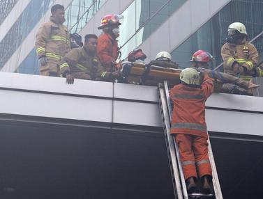 FOTO: Proses Evakuasi Korban Kebakaran Gedung Cyber 1