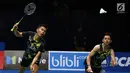 Ganda Putra Indonesia, M Rian Ardianto/Fajar Alfian mengejar kok saat melawan Mathias Boe/Crasten Mogensen di Semifinal Indonesia Open 2017 di Jakarta, Sabtu (17/6). Rian Ardianto/Fajar Alfian kalah 17-21, 21-18, 12-21. (Liputan6.com/Helmi Fithriansyah)