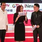 Pembawa acara Anisha Dasuki dan Tommy Tjokro bersama Capres Joko Widodo dan Prabowo Subianto usai debat capres kedua di Hotel Sultan, Jakarta, Minggu (17/2). (Liputan6.com/Faizal Fanani)