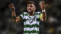 Teka-teki pemain baru Manchester United akhirnya terjawab, mereka resmi memperkenalkan Bruno Fernandes. Gelandang asal Portugal itu didatangkan dari Sporting Lisbon seharga 55 juta euro plus bonus. (AFP/Patricia De Melo Moreira)