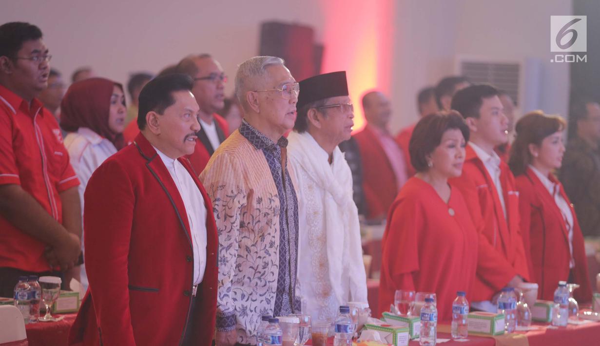 Ketua Umum PKPI, AM Hendropriyono bersama Wakil Presiden ke-6 Tri Sutrisno menyanyikan lagu Indonesia Raya dalam acara Syukuran PKPI di Cipayung, Jakarta, Jumat (29/12). (Liputan6.com/Faizal Fanani)
