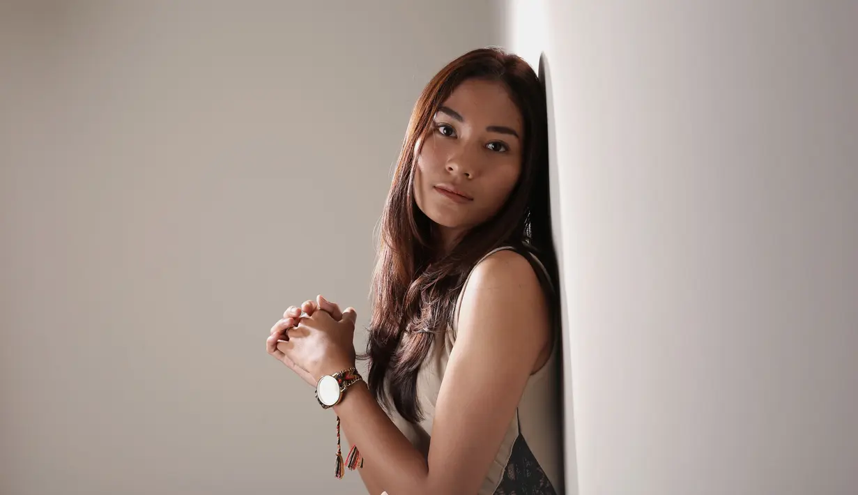 Fisioterapi PBR, Adinda Pricilla (Cia) saat berpose dengan gaya santai, Kamis (10/12/2015). (Bola.com/Nicklas Hanoatubun)