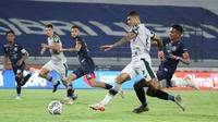 Pemain Persikabo 1973, Ciro Alves (kedua dari kanan) berusaha melepaskan umpan dibayangi pemain Arema FC, Ridwan Tawainela dalam laga tunda pekan ke-17 BRI Liga 1 2021/2022 di Stadion I Wayan Dipta, Gianyar, Bali, Rabu (5/1/2022). (Bola.com/Nandang Permana)