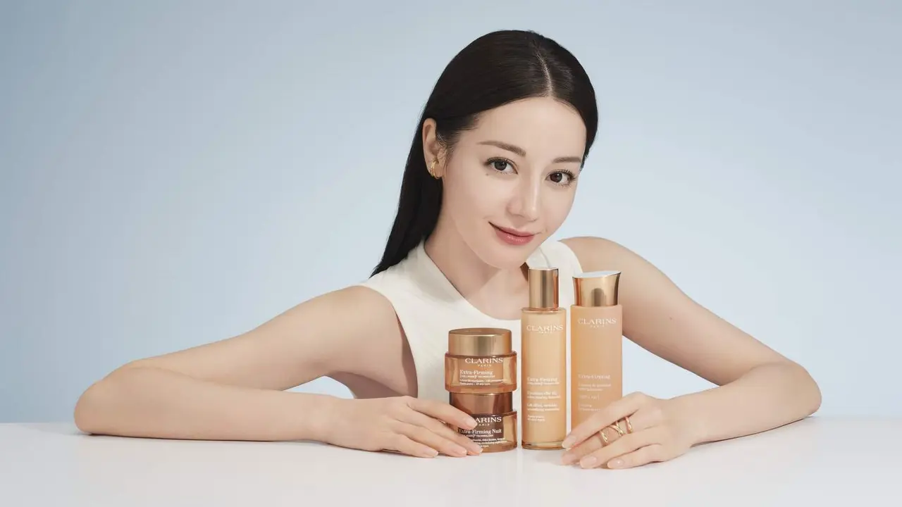 Kencangkan Kulit Wajah dalam 7 Hari dengan Rangkaian Extra-Firming dari Clarins (photo by Clarins)