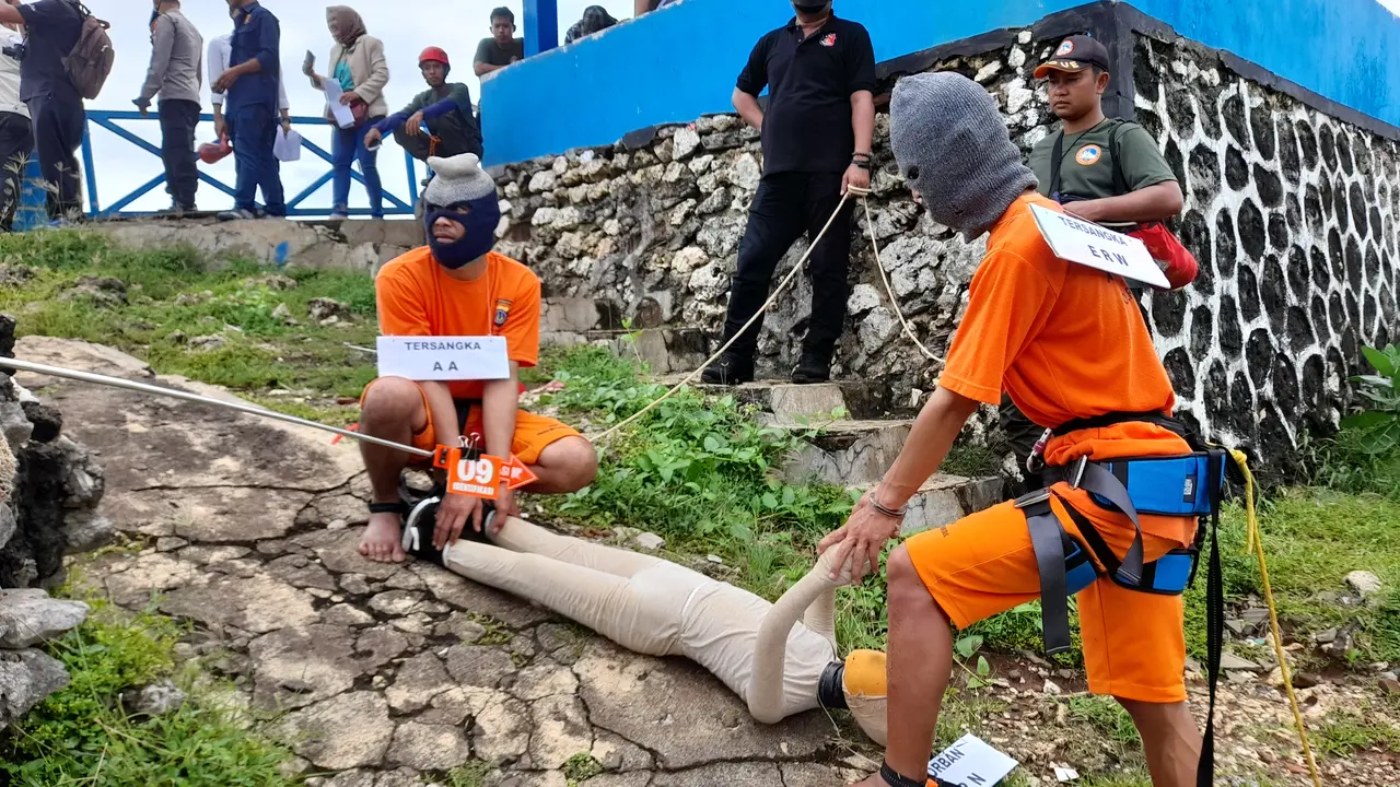 Dua terdakwa Eko Ronggo Waskita dan Agus Apriyono saat rekonstruksi
