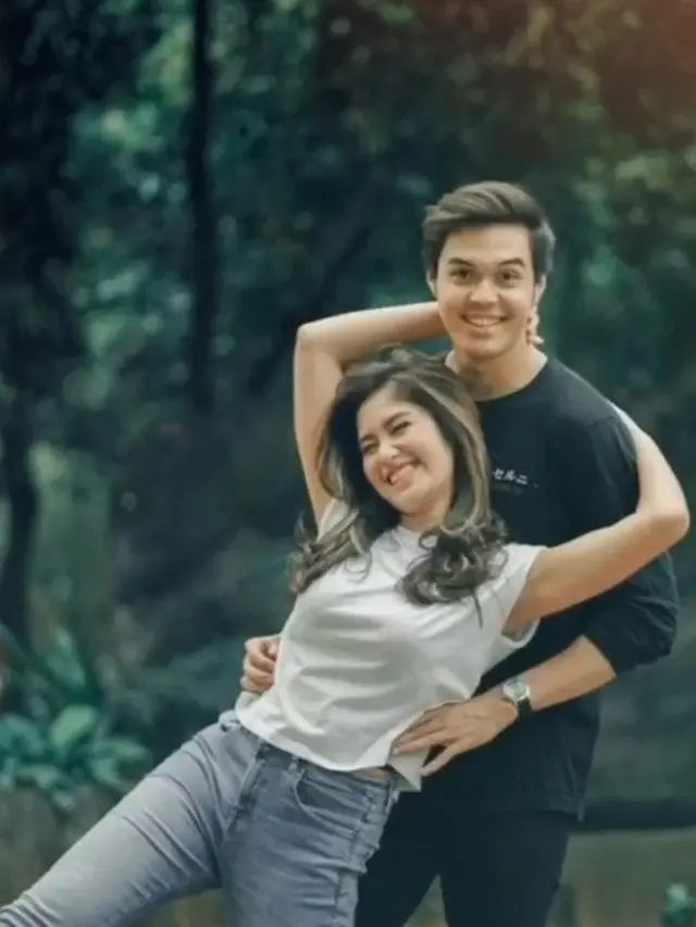 7 Potret Mesra Ochi Rosdiana dan Rizky Ksatria, Makin Lengket
