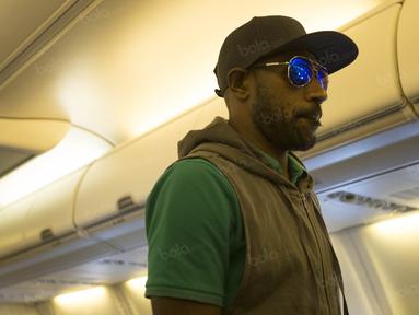 Penyerang Timnas Indonesia, Boaz Solossa, saat berada di dalam pesawat yang mengantarnya terbang dari Thailand menuju Indonesia pada Minggu (18/12/2016). (Bola.com/Vitalis Yogi Trisna)