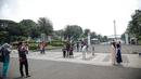 <p>Warga berfoto di halaman luar Monumen Nasional (Monas) Jakarta, Kamis (5/5/2022). Meski kawasan Monas masih ditutup sejak awal pandemi COVID-19 pada Maret 2020 lalu namun tidak menyurutkan minat warga untuk bisa berwisata yaitu dengan memanfaatkan kawasan luar monumen tersebut. (Liputan6.com/Faizal Fanani)</p>