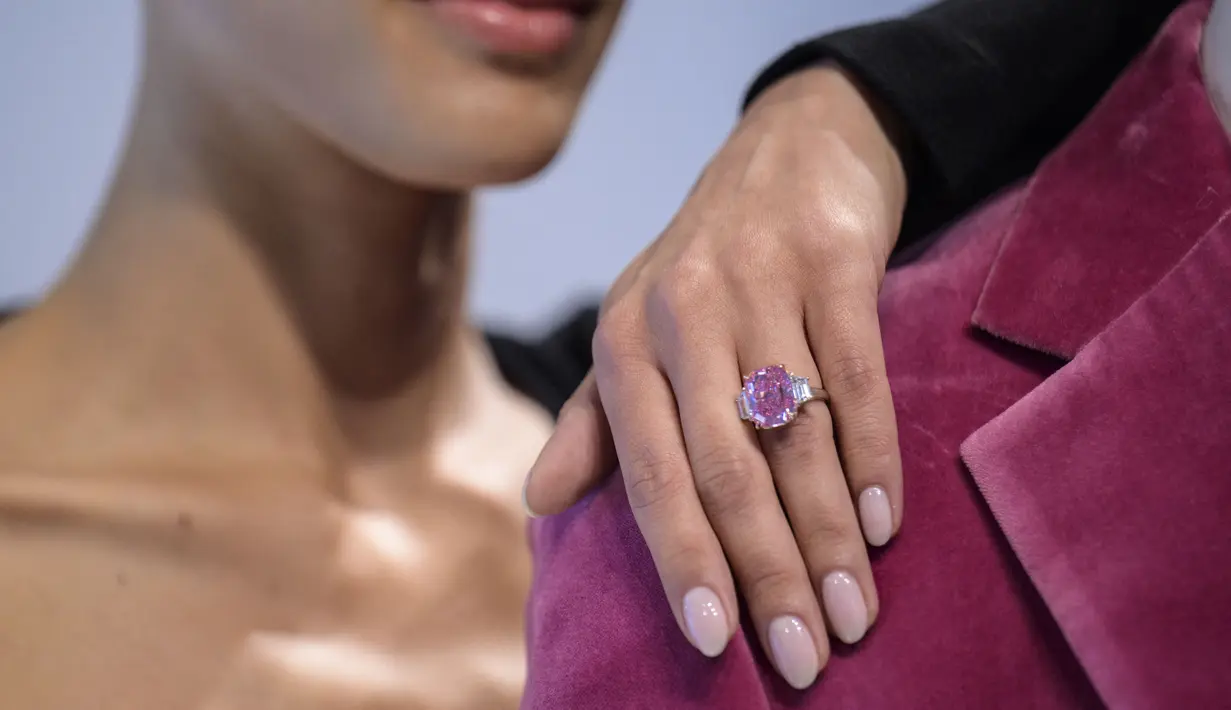 "Kehadiran Eternal Pink yang luar biasa dan kelangkaannya yang luar biasa membuatnya sebanding dengan mahakarya seni tertinggi - jauh lebih langka daripada Magritte atau Warhol," kata Quig Bruning, kepala perhiasan di Sotheby's Amerika, dalam sebuah pernyataan. (Photo by ANGELA WEISS / AFP)