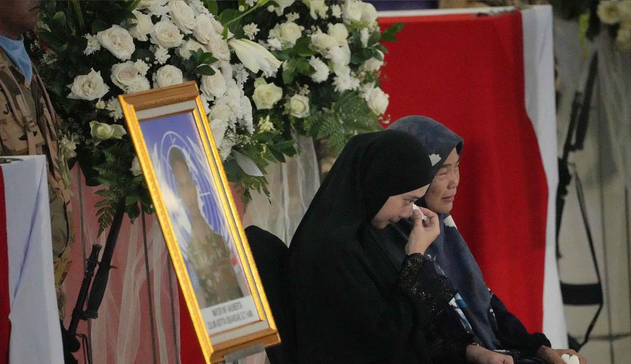 Mereka adalah Mayor Inf (Anm) Zulmi Aditya Iskandar, Serka (Anm) M. Nur Ichwan, dan Kopda (Anm) Farizal Rhomadon. Tampak dalam foto, kerabat personel pasukan penjaga perdamaian yang tergabung dalam United Nations Interim Force in Lebanon (UNIFIL) yang gugur saat bertugas bersama pasukan sementara Perserikatan Bangsa Bangsa (PBB) di Lebanon, menangis saat upacara penghormatan militer di Bandara Internasional Soekarno-Hatta, Tangerang, Banten, Sabtu, 4 April 2026. (AP Photo/Achmad Ibrahim)