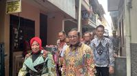 Gubernur Jakarta Pramono Anung menyambangi salah satu lokasi permukiman kumuh di Jakarta Pusat, tepatnya di Menteng Tenggulun. (Liputan6.com/Radityo Priyasmoro)